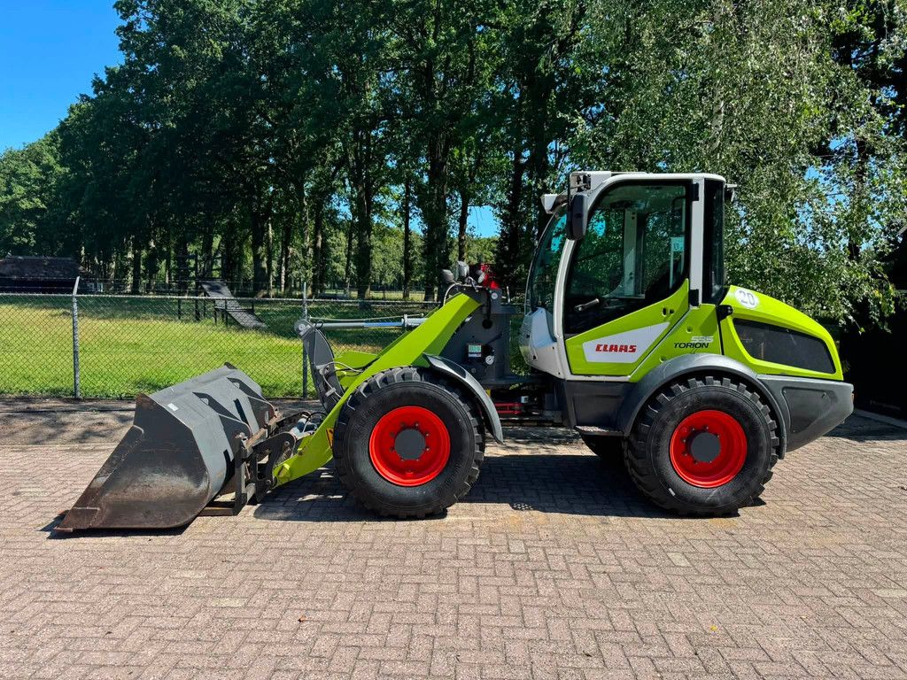 Claas Torion 535 shovel Liebherr 506 loader