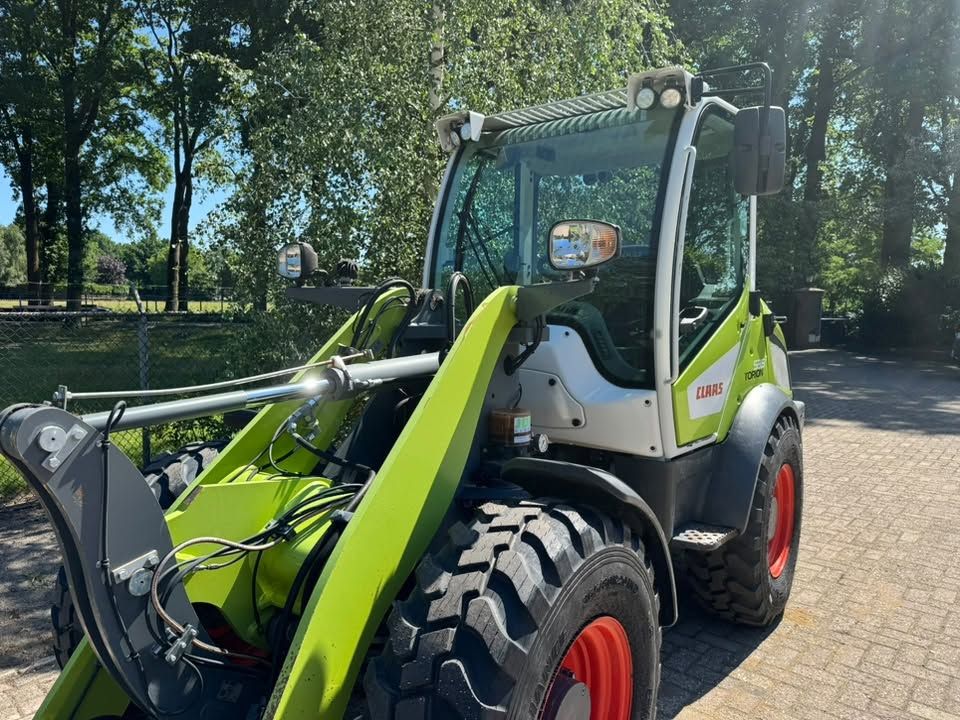 Claas Torion 535 shovel Liebherr 506 loader
