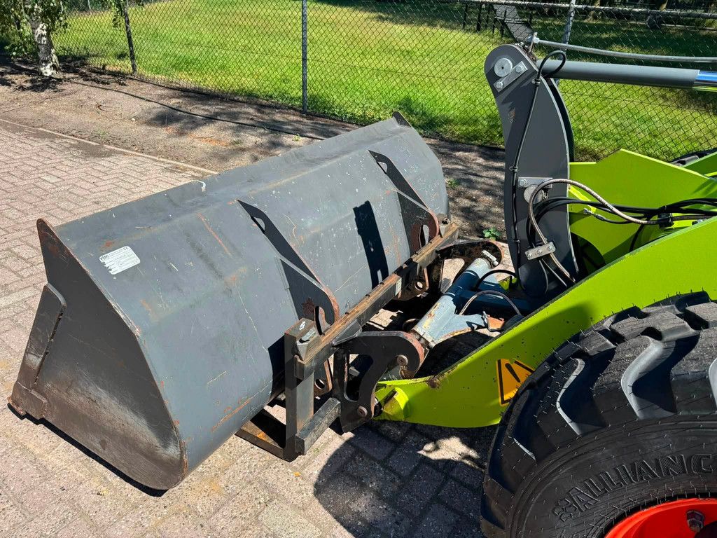 Claas Torion 535 shovel Liebherr 506 loader