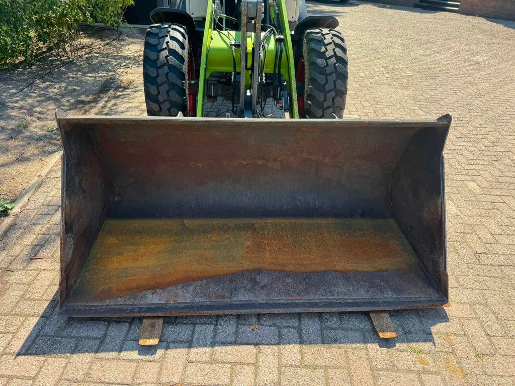 Claas Torion 535 shovel Liebherr 506 loader