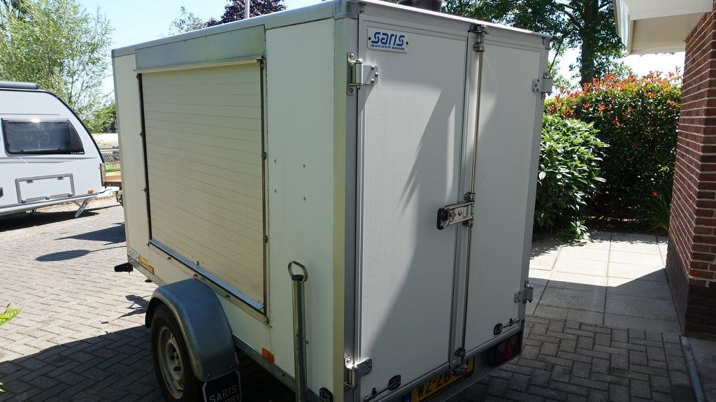 Saris Gesloten aanhangwagen met rolluik en achter en zijdeur