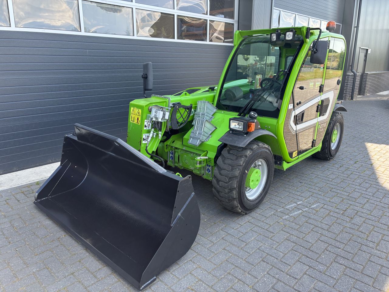 Merlo p27.6 plus 35 kmh met schepbak.