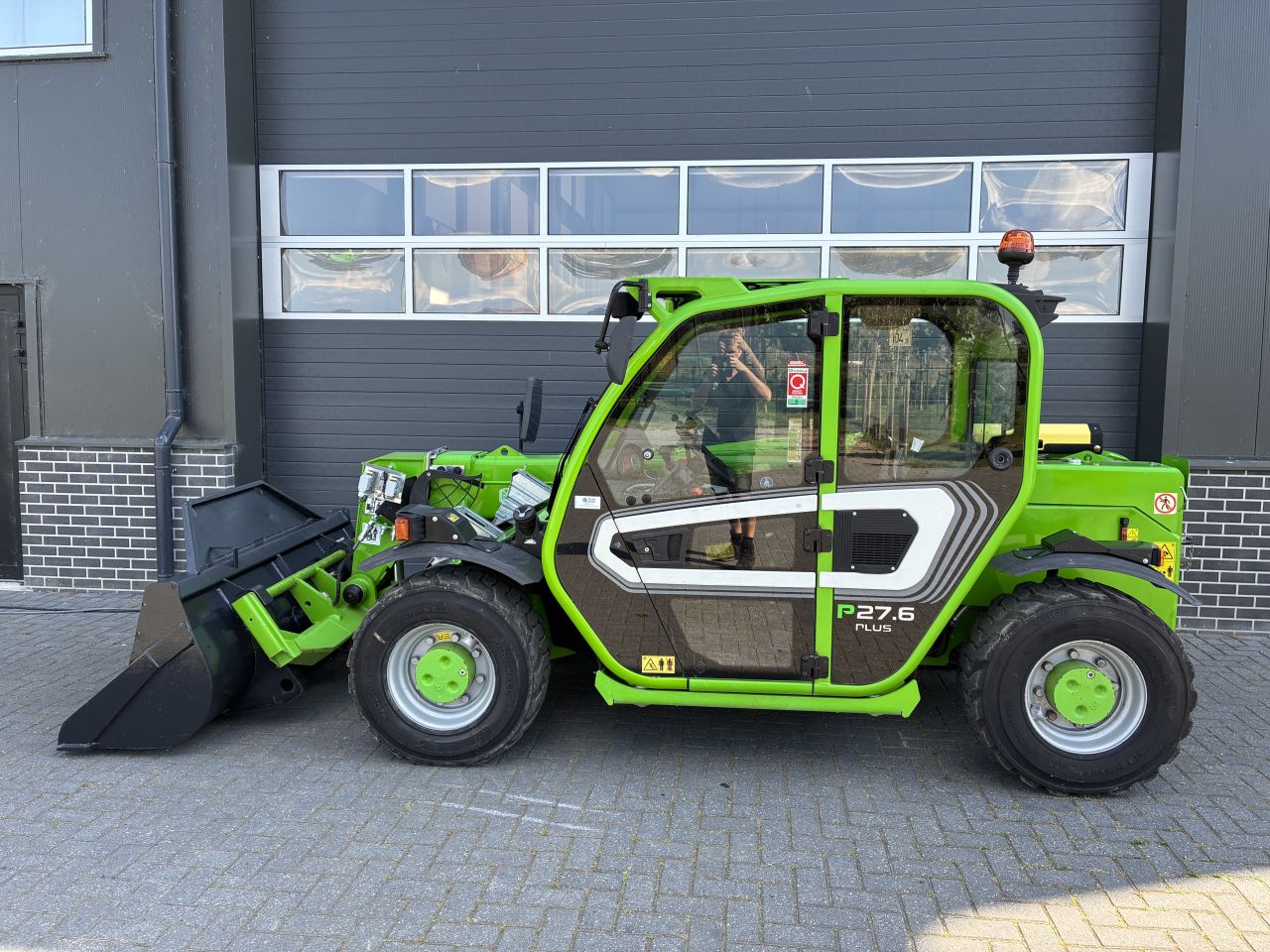 Merlo p27.6 plus 35 kmh met schepbak.