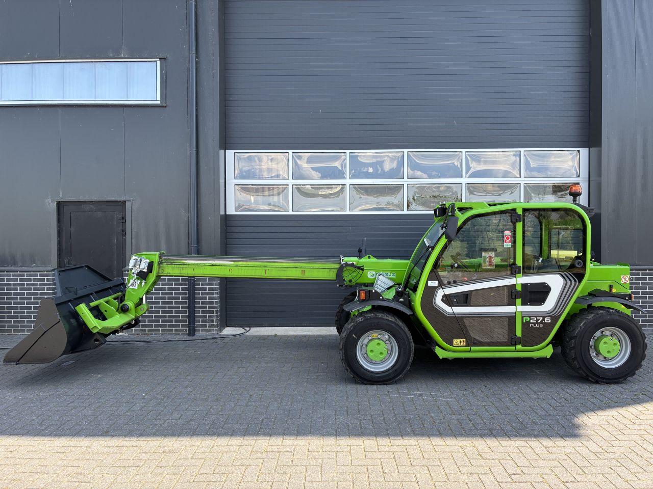 Merlo p27.6 plus 35 kmh met schepbak.