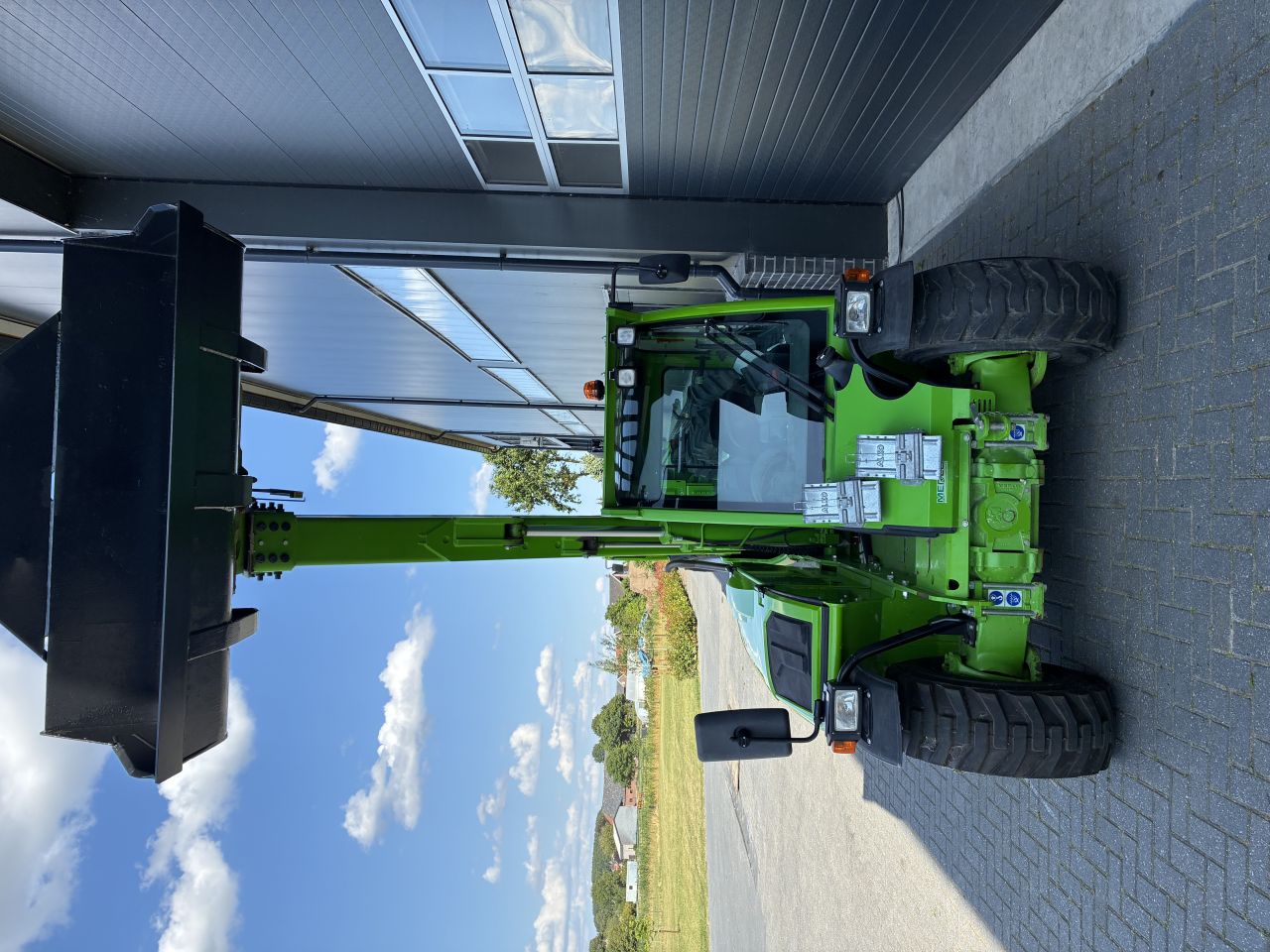 Merlo p27.6 plus 35 kmh met schepbak.