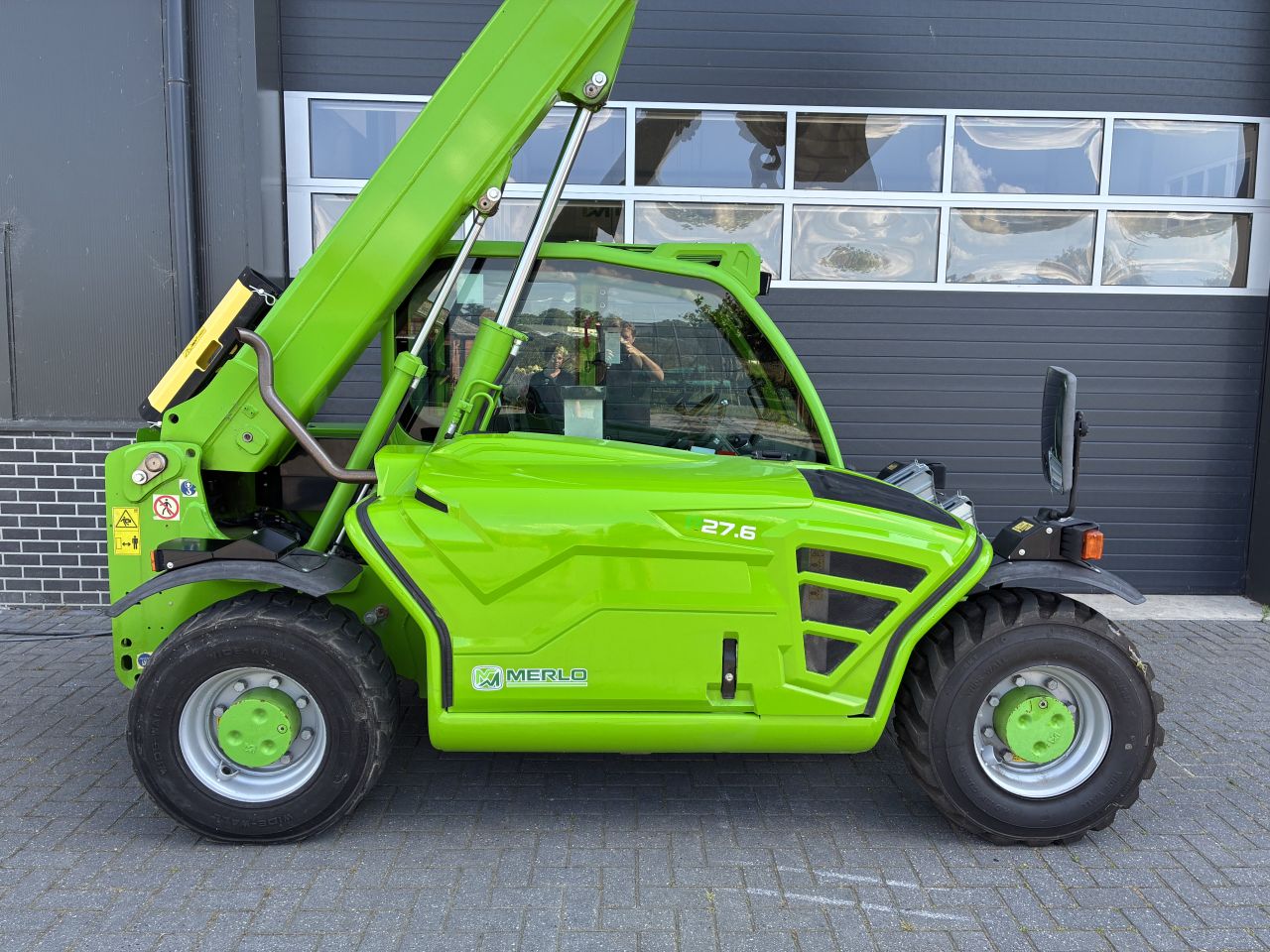Merlo p27.6 plus 35 kmh met schepbak.