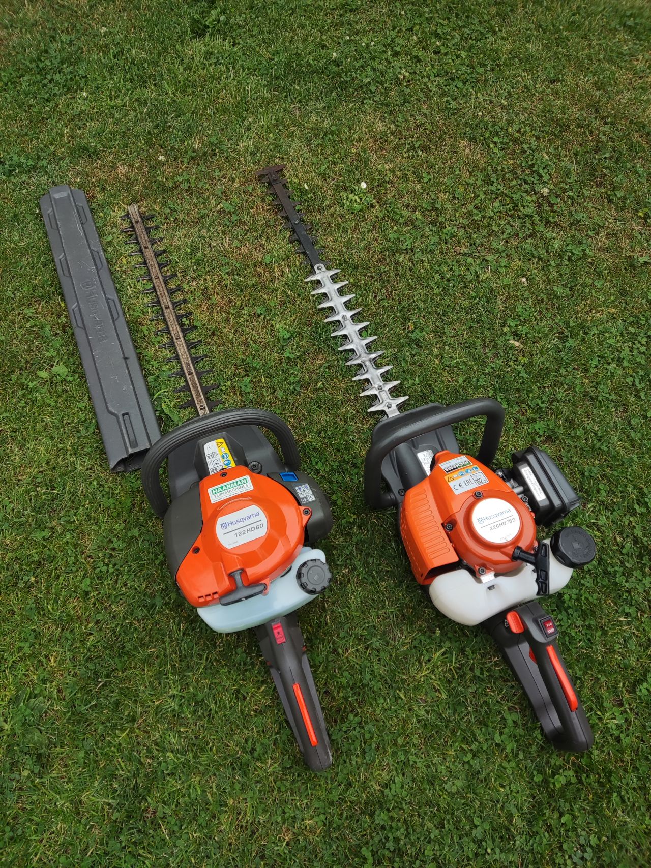 2 Husqvarna heggenscharen (122HD60 en een 226HD75S, i.g.s.)