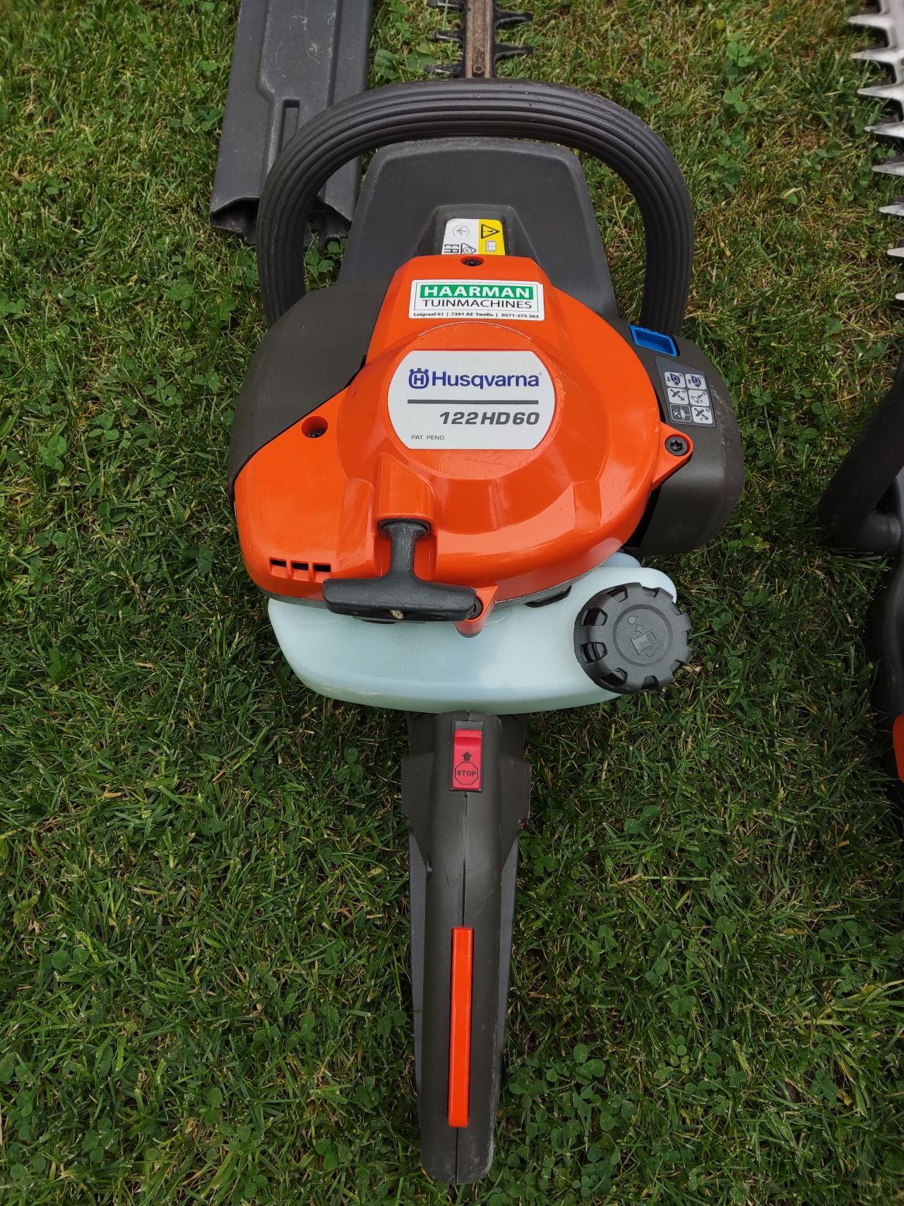 2 Husqvarna heggenscharen (122HD60 en een 226HD75S, i.g.s.)