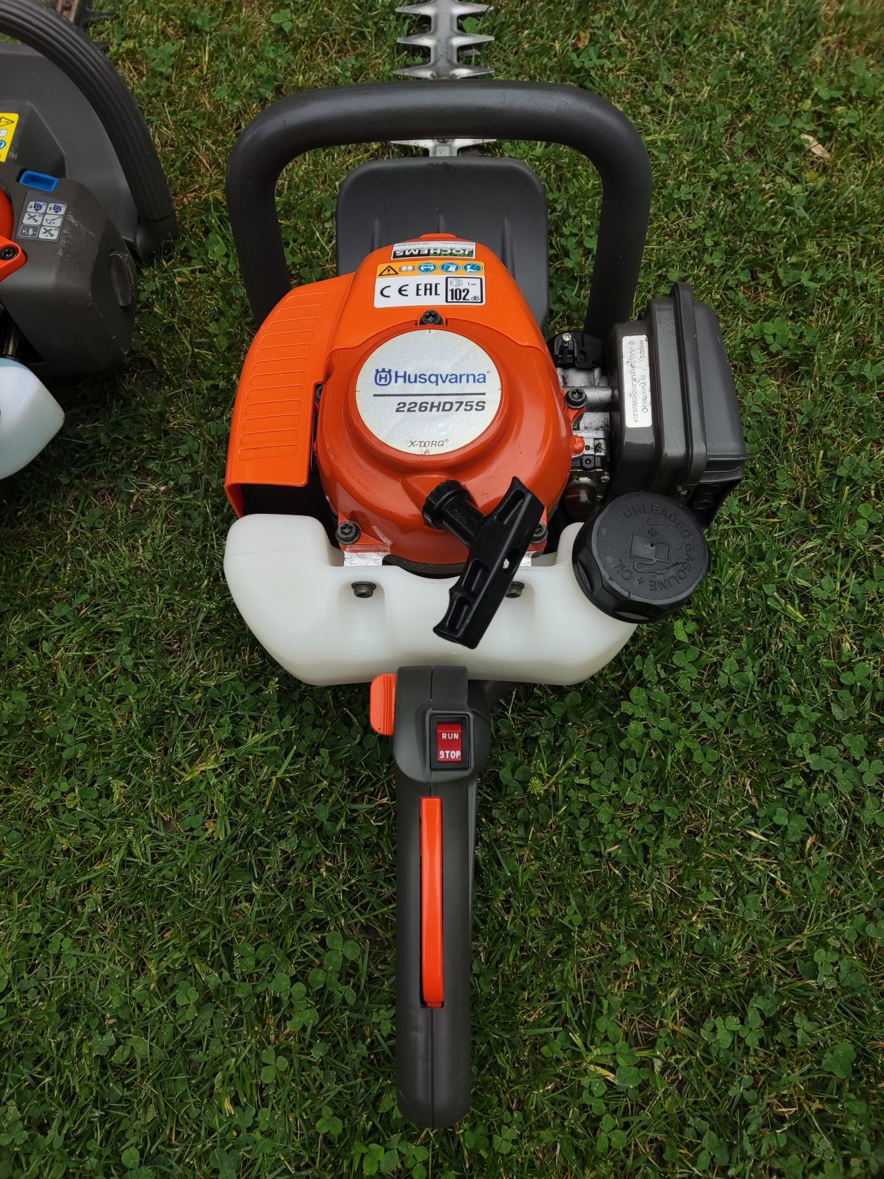 2 Husqvarna heggenscharen (122HD60 en een 226HD75S, i.g.s.)
