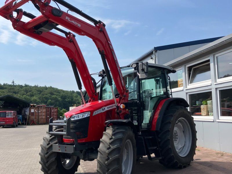 Massey Ferguson 5711M Essential Dyna-4