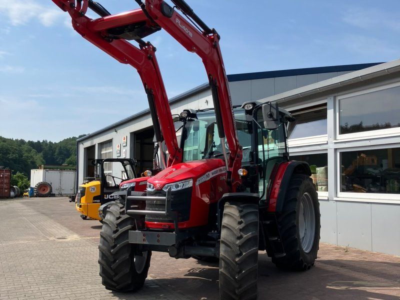 Massey Ferguson 5711M Essential Dyna-4