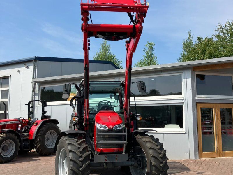 Massey Ferguson 5711M Essential Dyna-4