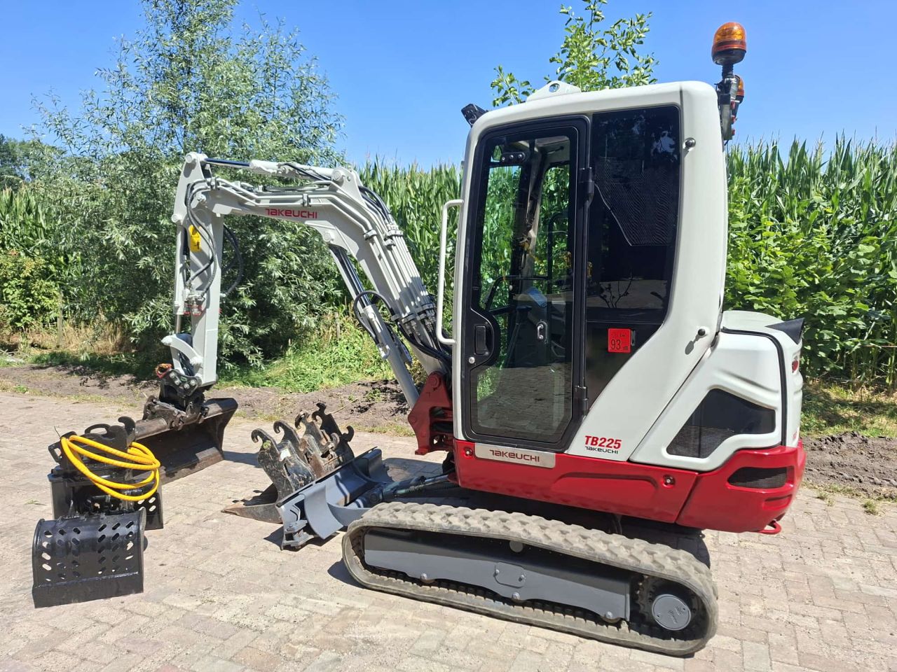 Takeuchi TB225 | bj 2021 | 1850uur | Kantelstuk