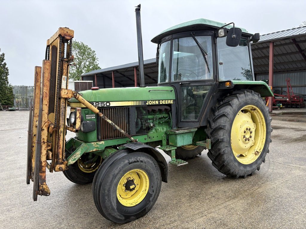 John Deere 2250