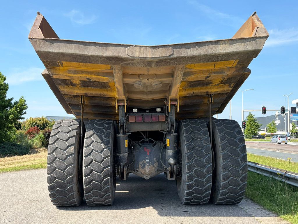 Komatsu HD605-7