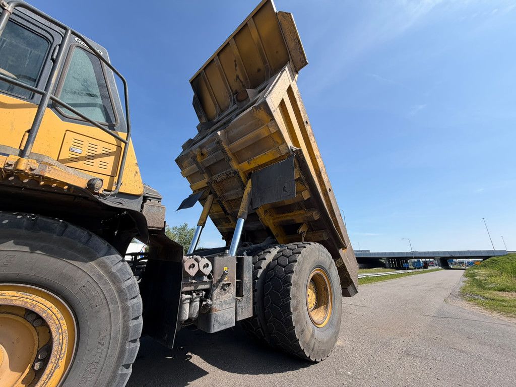 Komatsu HD605-7