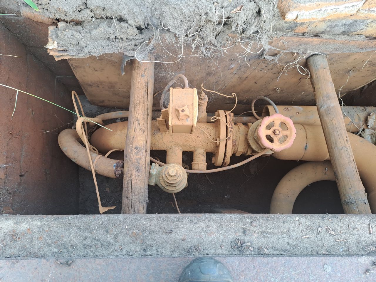 Bronpomp 30 kw voor een put van 250 mm met bedieningskast