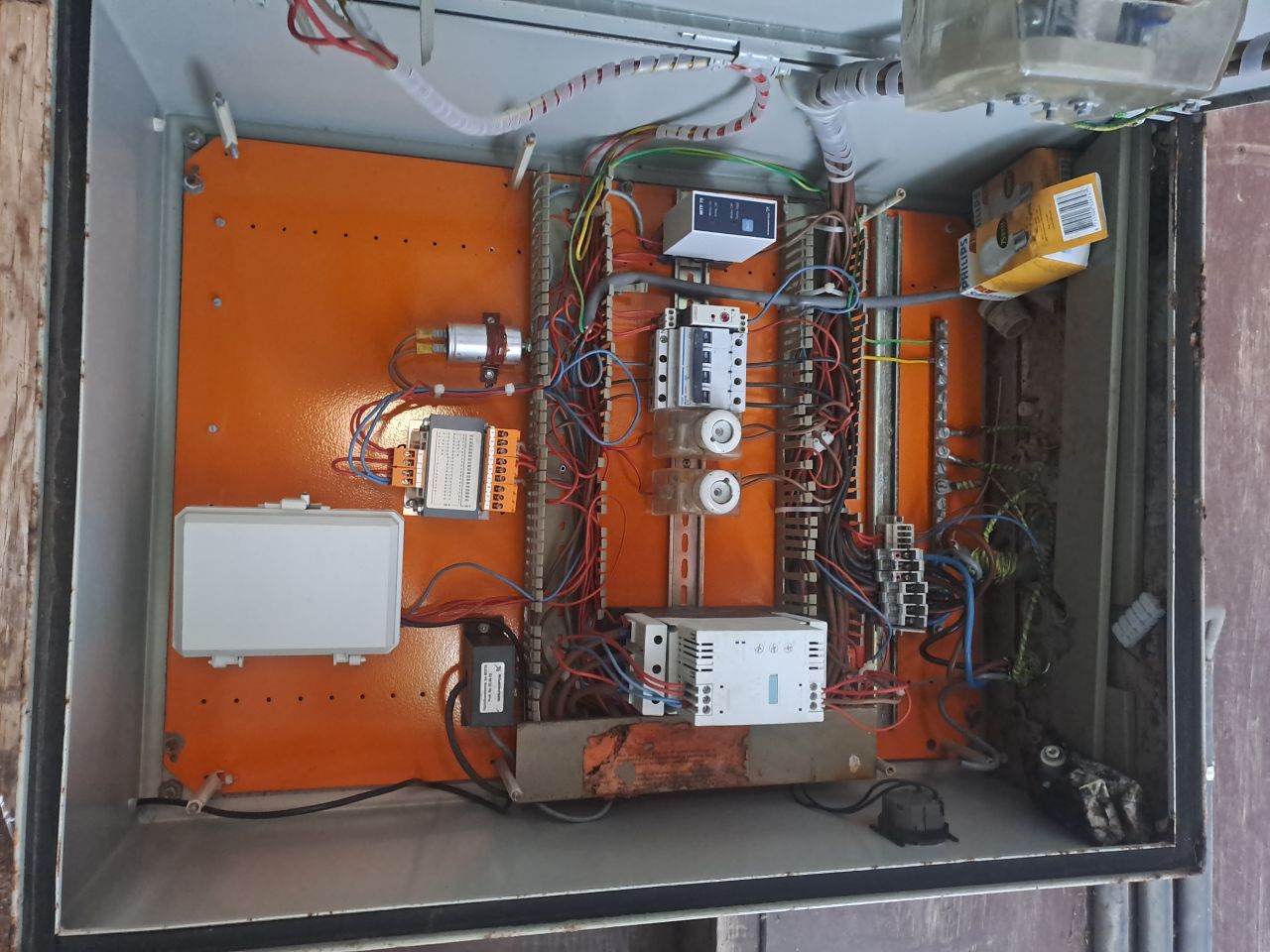 Bronpomp 30 kw voor een put van 250 mm met bedieningskast