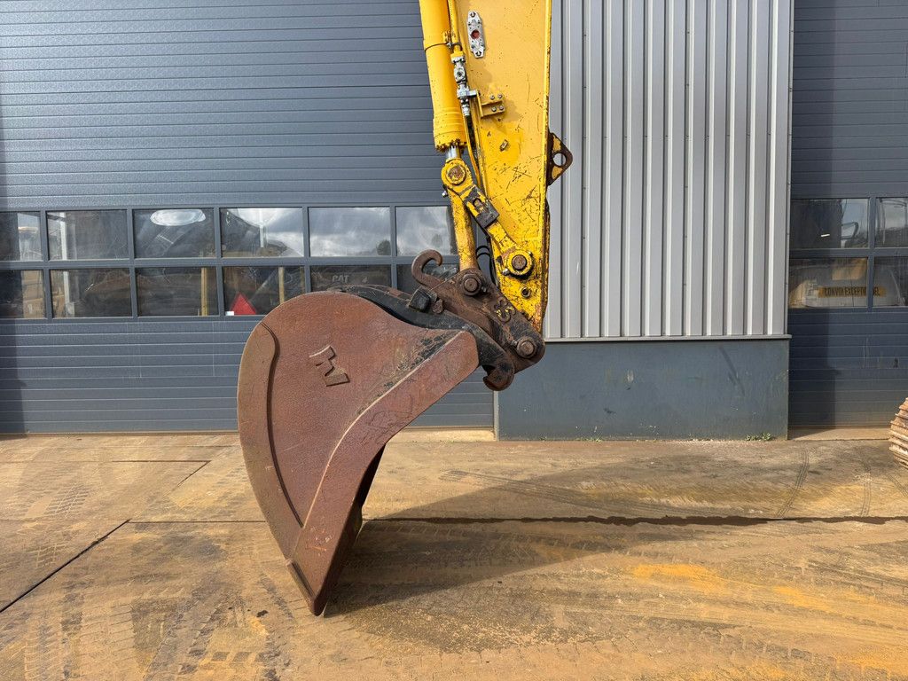 Komatsu PC240LC-10