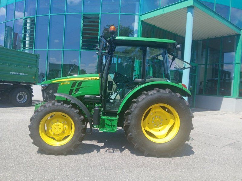 John Deere Universal 5075 E