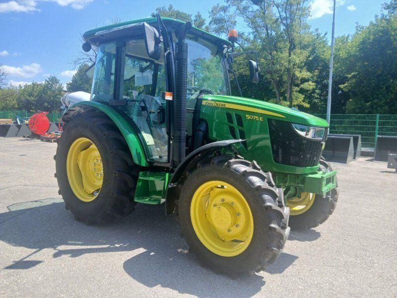 John Deere Universal 5075 E