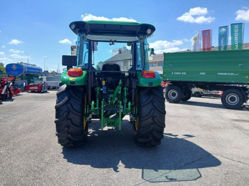 John Deere Universal 5075 E