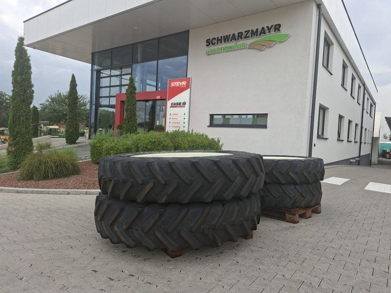 BKT 380/90R46+320/85R34 Pflegeräder