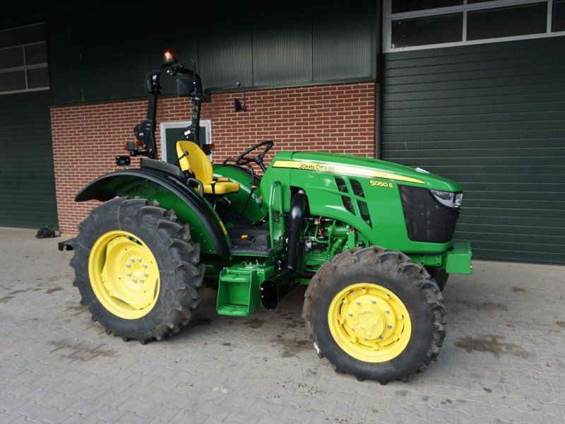 John Deere 5050E