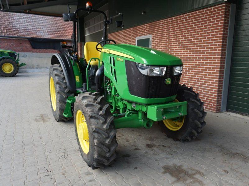 John Deere 5050E