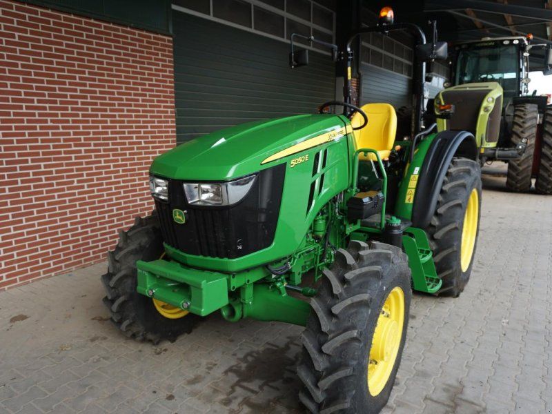 John Deere 5050E