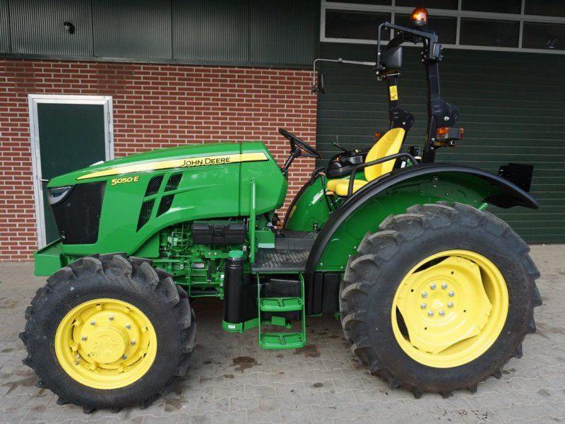 John Deere 5050E