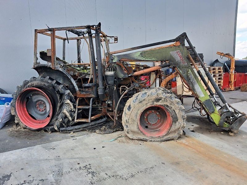 Claas Axos 340 mit Frontlader. Brandschaden 
