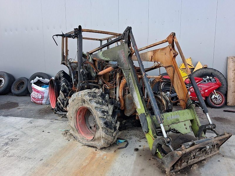 Claas Axos 340 mit Frontlader. Brandschaden 