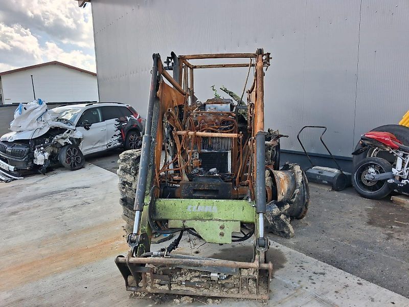 Claas Axos 340 mit Frontlader. Brandschaden 