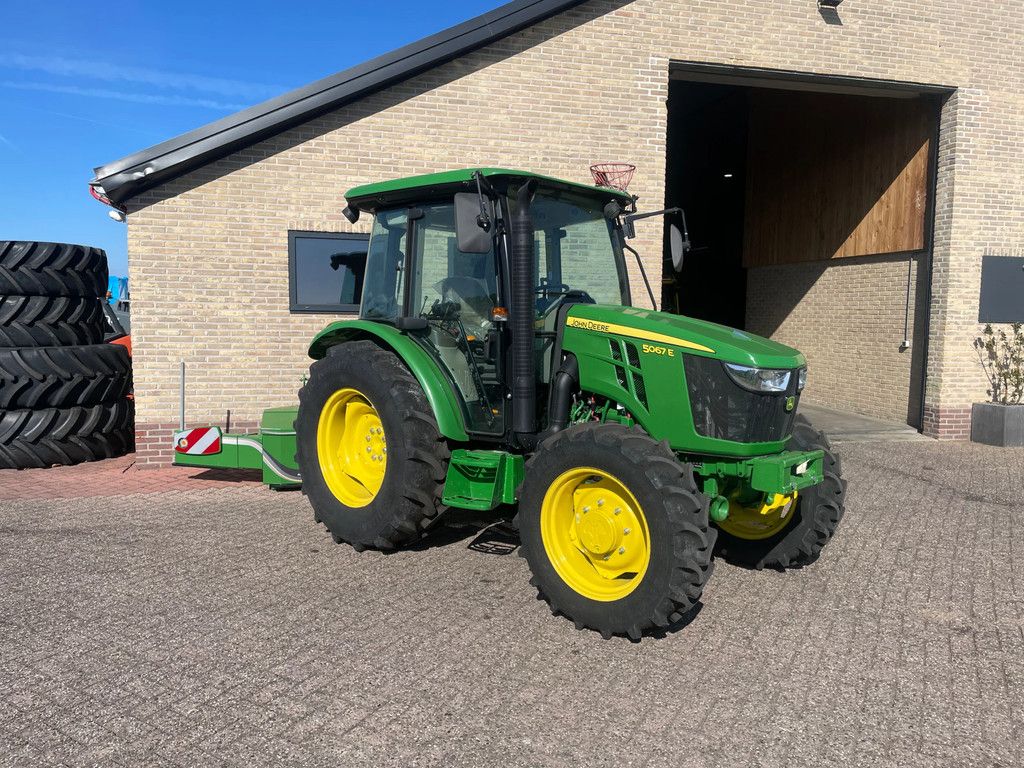 John Deere 5067E