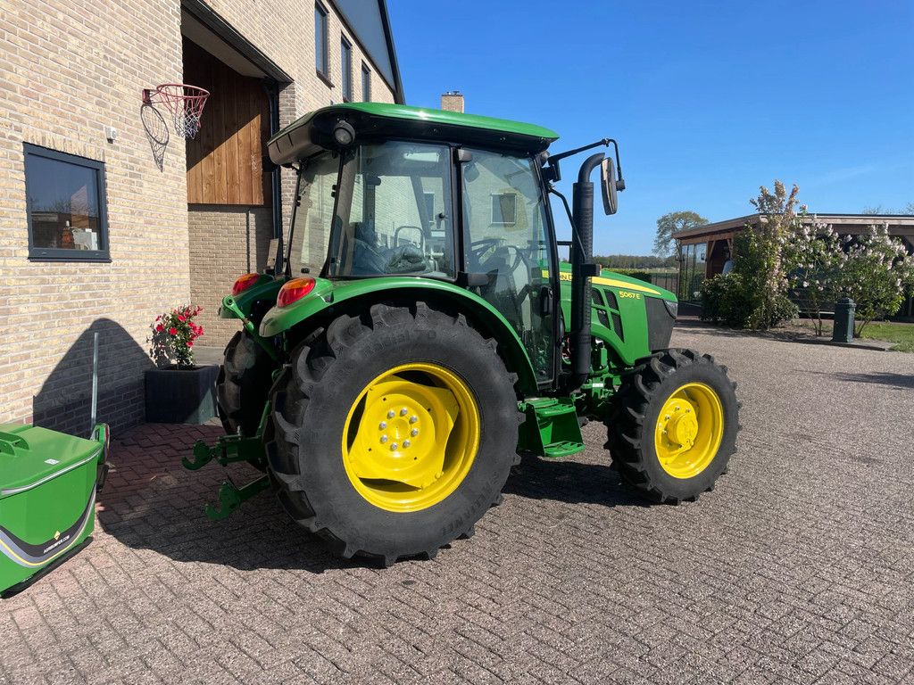 John Deere 5067E