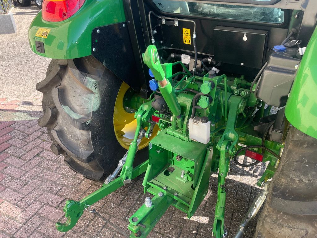 John Deere 5067E