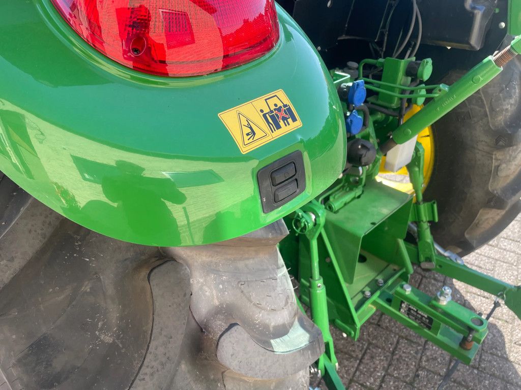 John Deere 5067E