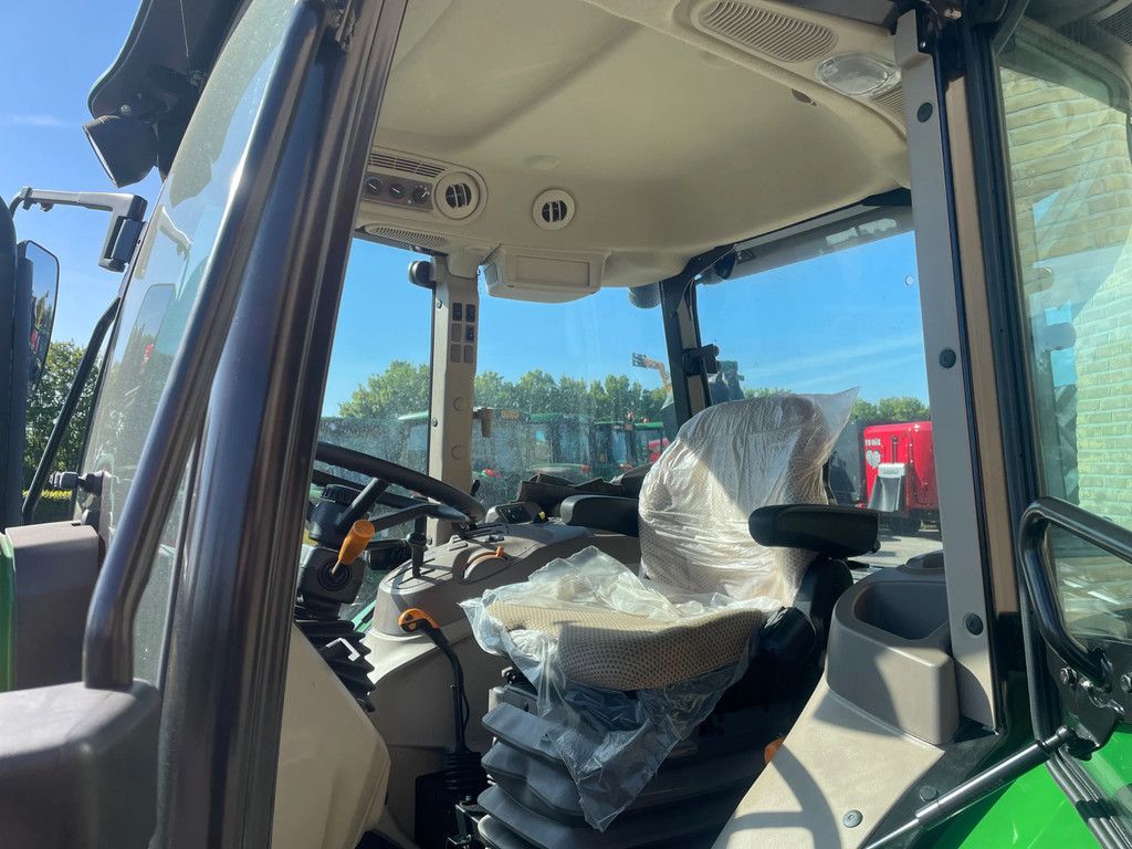 John Deere 5067E