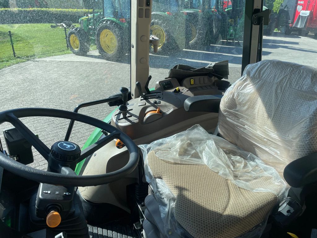 John Deere 5067E