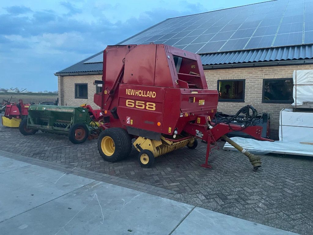 New Holland 658