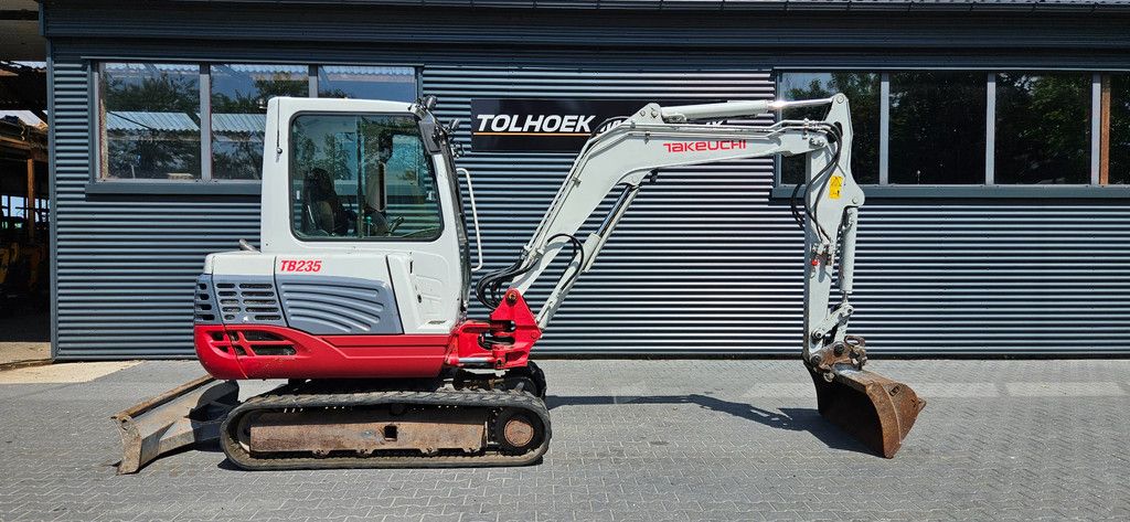 Takeuchi TB 235