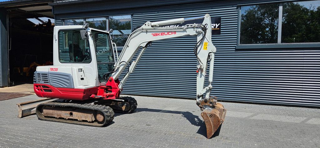 Takeuchi TB 235