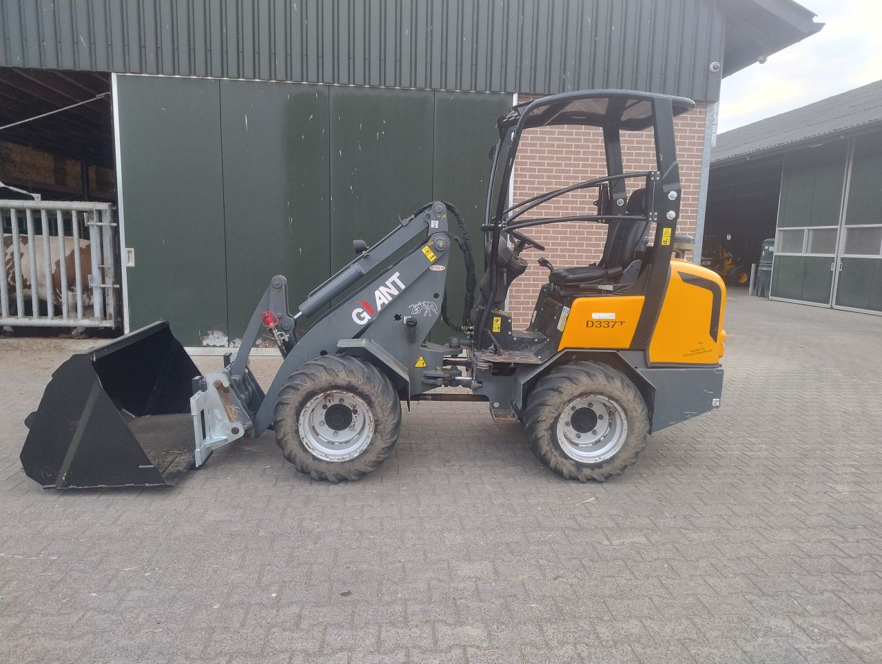 Giant 337T + bak en palletvork (2500 uur)