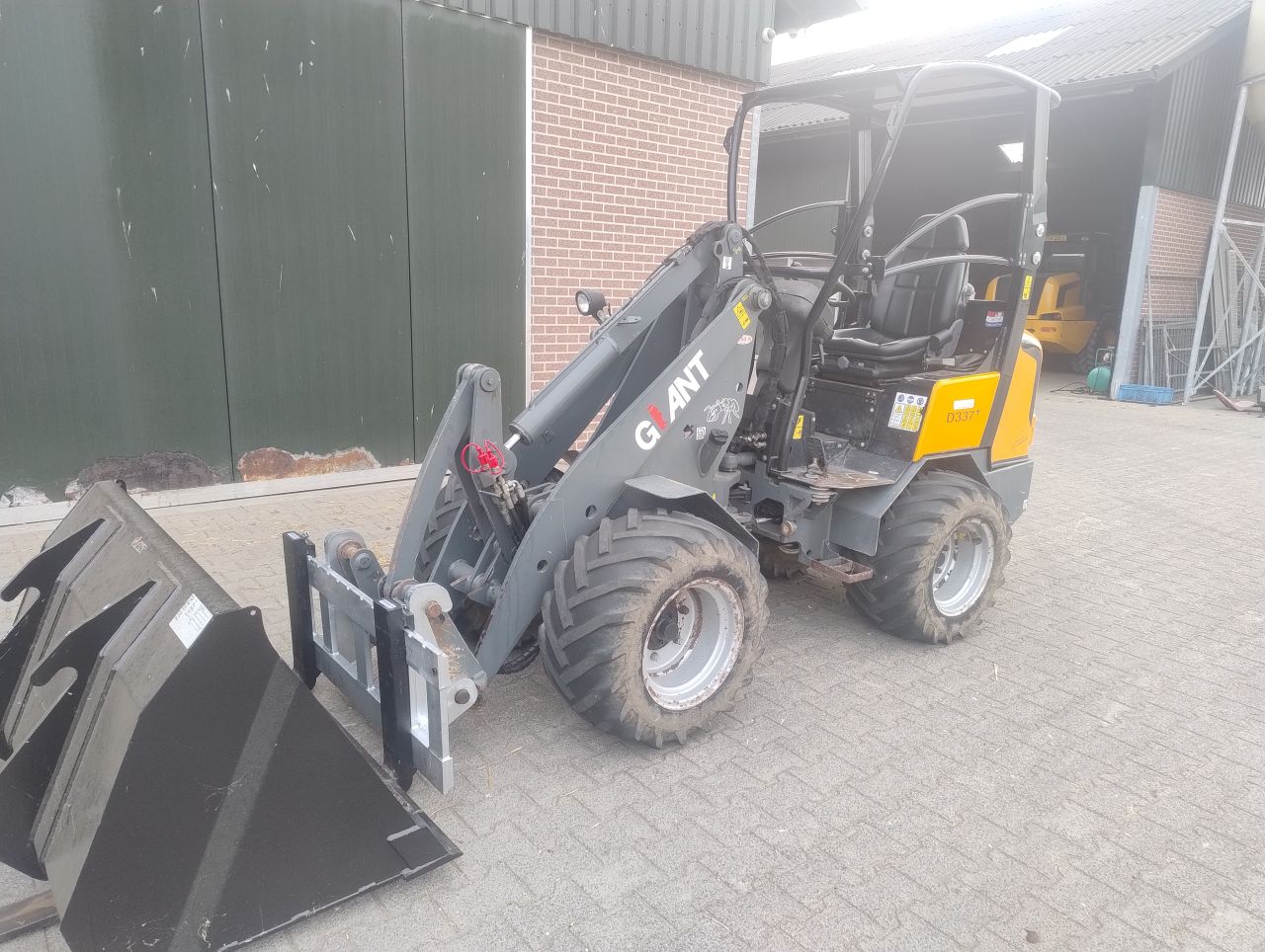Giant 337T + bak en palletvork (2500 uur)