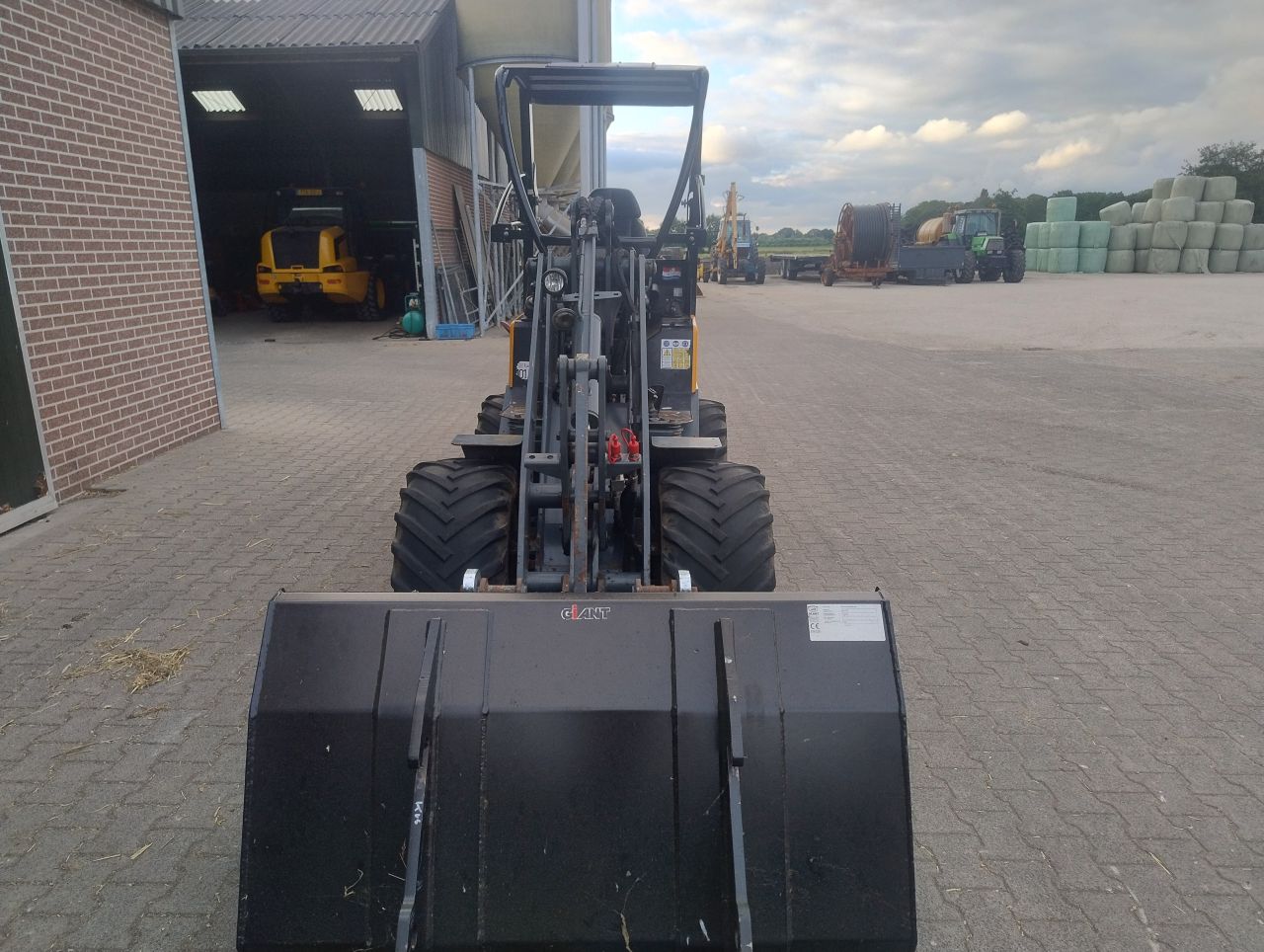 Giant 337T + bak en palletvork (2500 uur)