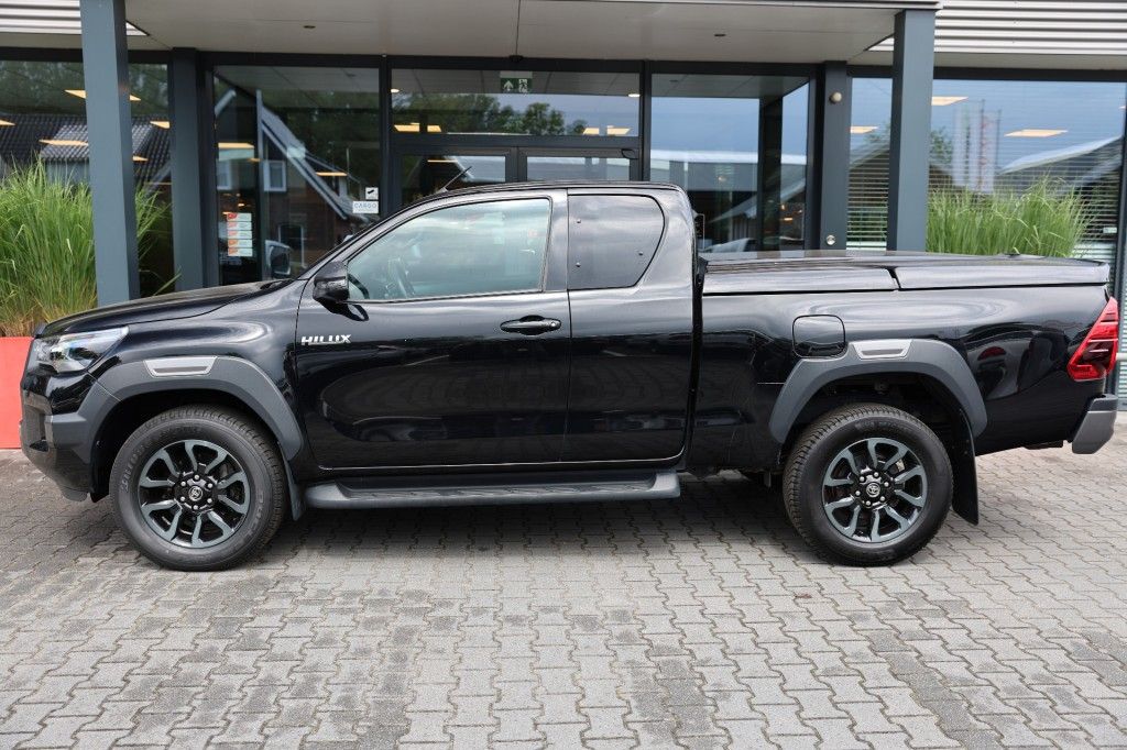 Toyota Hilux 2.8 D-4D X-TRA CAB INVINCIBLE A/T 4WD VAN