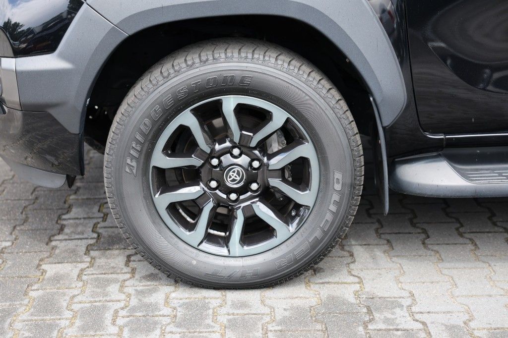 Toyota Hilux 2.8 D-4D X-TRA CAB INVINCIBLE A/T 4WD VAN