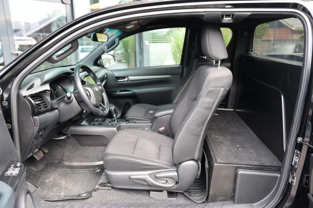 Toyota Hilux 2.8 D-4D X-TRA CAB INVINCIBLE A/T 4WD VAN