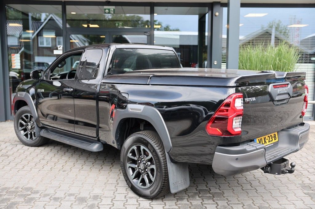 Toyota Hilux 2.8 D-4D X-TRA CAB INVINCIBLE A/T 4WD VAN